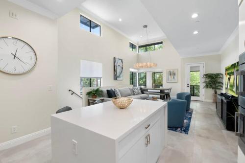 Η κουζίνα ή μικρή κουζίνα στο Modern 3BR Townhome with Pool, Walk to Old Town