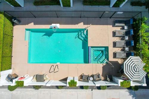 Πισίνα στο ή κοντά στο Modern 3BR Townhome with Pool, Walk to Old Town