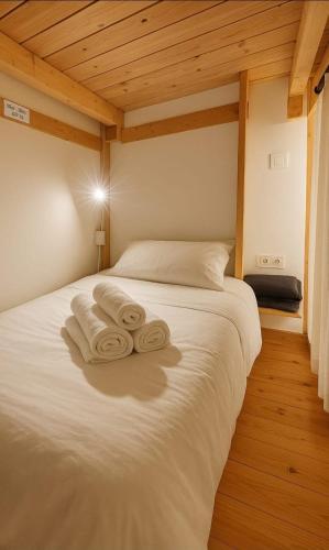 une chambre avec un lit avec des serviettes dessus dans l'établissement Paradis Côtier 6 couchages, à Antibes