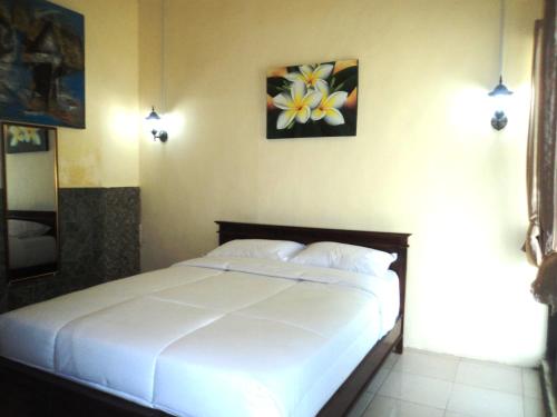 1 dormitorio con 1 cama blanca grande en una habitación en Villa Green House en Nusa Penida