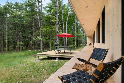 Gambar di galeri bagi 100ft of Forest Light - Modern Catskills Escape di Round Top