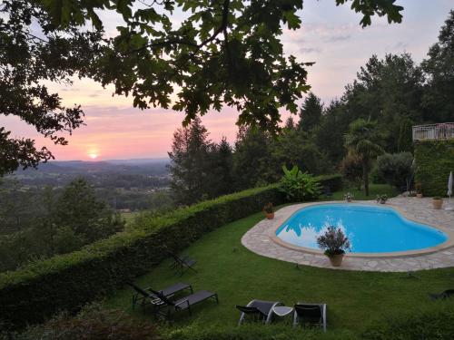 Piscina a Villa Ric o a prop