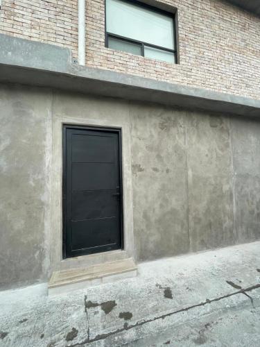 a window on the side of a building at Departamento a metros del Estadio BBVA, con acceso a terraza espectacular y asador in Monterrey