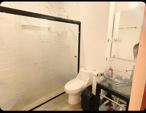 Ένα μπάνιο στο Departamento con terraza y asador