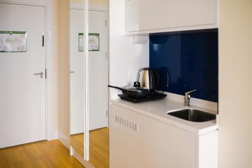 Dapur atau dapur kecil di New Orbi City Seaside Apartment
