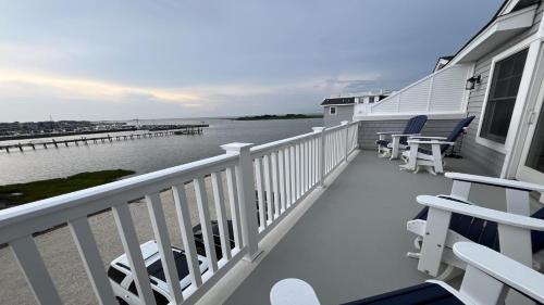 Afbeelding uit fotogalerij van Brand New Bayfront Luxury Townhome With Pool And Elevator in Spray Beach