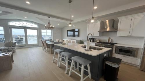 Η κουζίνα ή μικρή κουζίνα στο Brand New Condo With Amazing Bay Views!