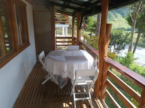 Rõdu või terrass majutusasutuses Cabaña con linda vista en Oxapampa