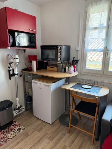 - une cuisine avec un comptoir, un four micro-ondes et une table dans l'établissement idéal festival joli studio climatisé, à Avignon