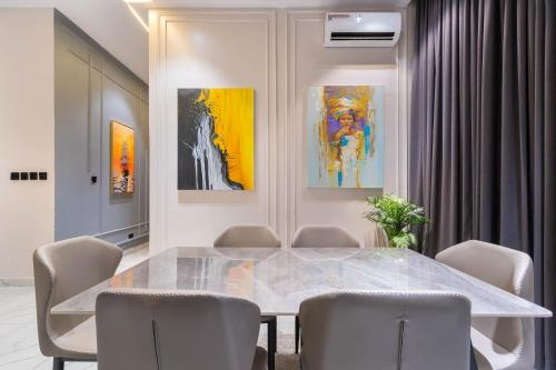 Χώρος καθιστικού στο Two bedroom apartment with pool and ps5 IKate, Lekki