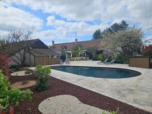 une piscine dans la cour d'une maison dans l'établissement Gîte Glycines & Nature, proche Beauval et Châteaux, à Châtillon-sur-Cher