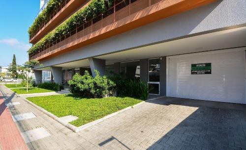 a building with a garage with a sign on it at Apartamento Aconchegante em Itajaí - ITJ001 in Itajaí