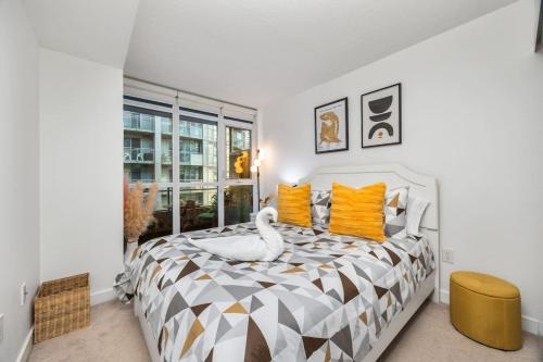 Ένα ή περισσότερα κρεβάτια σε δωμάτιο στο Downtown Urban Oasis I Entertainment District