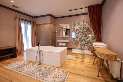 un baño con bañera y ducha en Aubrey Hotel Boutique, en Santiago