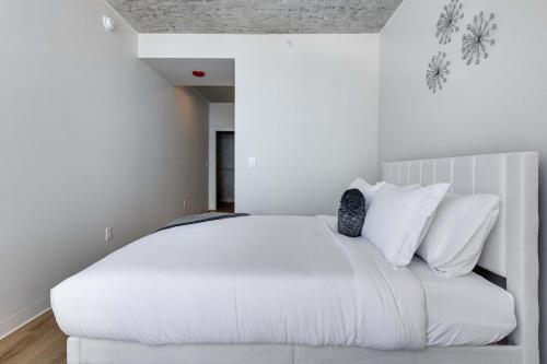Katil atau katil-katil dalam bilik di South Loop Rooftop With In & Out Parking 1