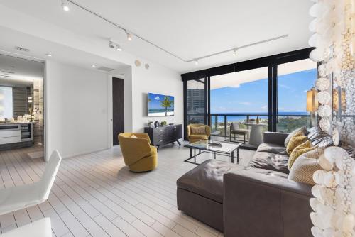 una sala de estar con un sofá y una mesa en Oceanview Private Home at South Beach-814 1B, en Miami Beach