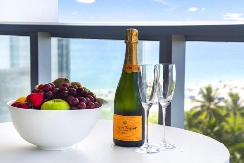 una botella de champán junto a un frutero en Oceanview Private Home at South Beach-814 1B, en Miami Beach