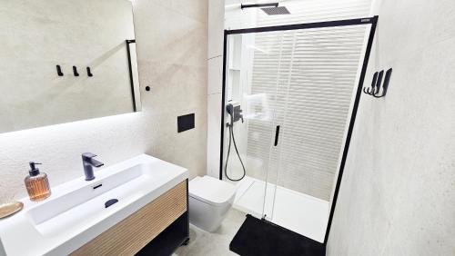 a bathroom with a sink and a shower at Casa Soluna -Santa Rosalia Lake and Life Resort in Torre-Pacheco