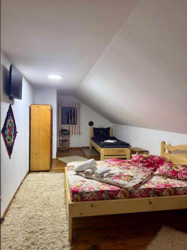 a bedroom with a bed and a desk at Casa Adela in Neagra
