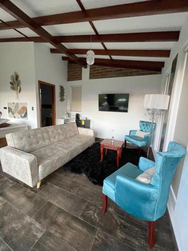 a living room with a couch and two chairs at Quinta Elvira Rose in Checa