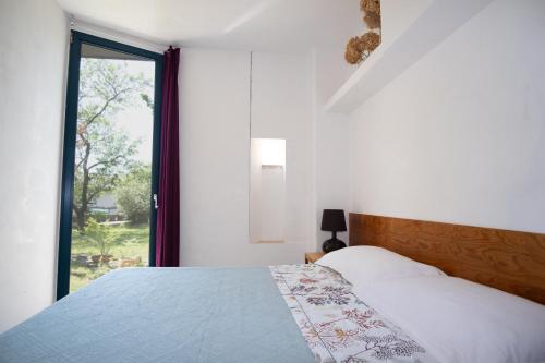 una camera da letto con un letto e una grande finestra di Borgo del Mastro è la vostra vacanza bucolica! a Trevignano Romano