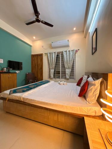 una camera da letto con un letto grande in una stanza di Hotel SHIVASHRAY Luxury Stays & Inn a Ujjain