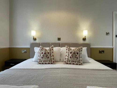 スランディドノにあるWedgwood Hotel - Room 1のベッドルーム1室(大型ベッド1台、枕2つ付)