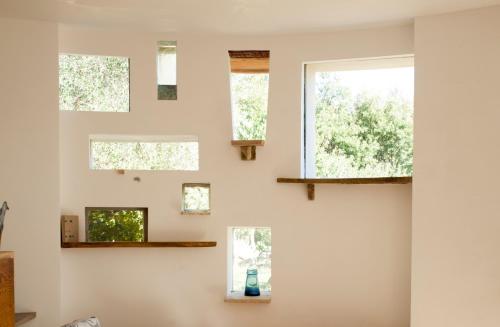 a wall of windows in a living room at Borgo del Mastro è la vostra vacanza bucolica! in Trevignano Romano
