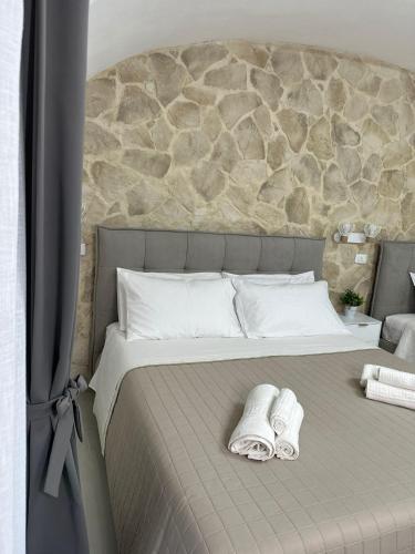 Un dormitorio con una cama con toallas. en Al Fiko Suite, en Catania