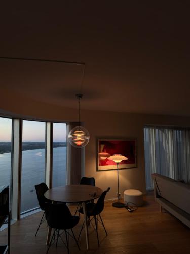 a dining room with a table and chairs with a view at Lighthouse på Ø - Panoramaudsigt in Aarhus