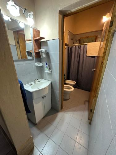 サン・ラファエルにあるLa Brujita, casa de campoの洗面台とトイレ付きのバスルーム