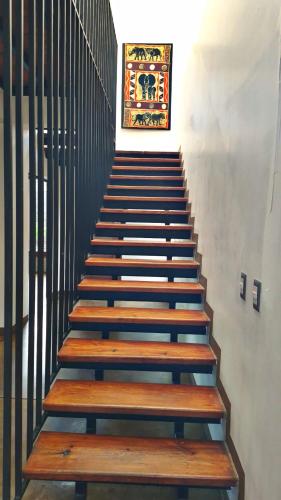 a staircase with wooden steps and a painting on the wall at Casa Milo in Managua