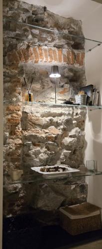 a stone fireplace with a pizza on top of it at Casa Edoardo tra Budello e Mare in Alassio