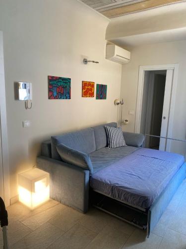 a living room with a couch and a bed at Casa Edoardo tra Budello e Mare in Alassio