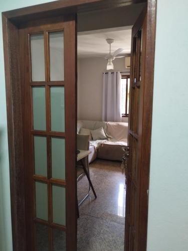 Una puerta que conduce a una habitación con sala de estar. en Apartamento aconchegante!, en Cachoeiro de Itapemirim