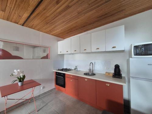 Una cocina o cocineta en Foyal Toloman - Urban lodge
