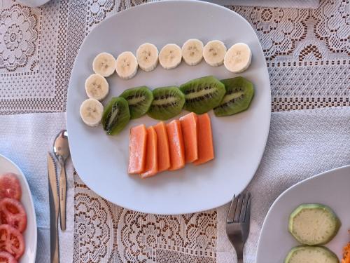 Un plato de sushi y verduras en una mesa. en NIDO DEL TITICACA Eco Lodge, en Puno