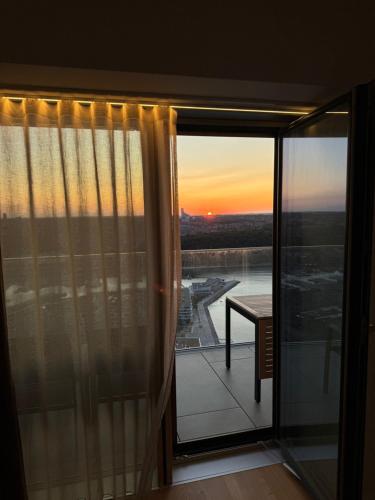 a room with a window with a view of a sunset at Lighthouse på Ø - Panoramaudsigt in Aarhus