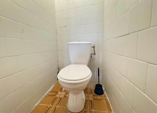 a bathroom with a white toilet in a room at Appartement l'Amélie in Saint-Pierre