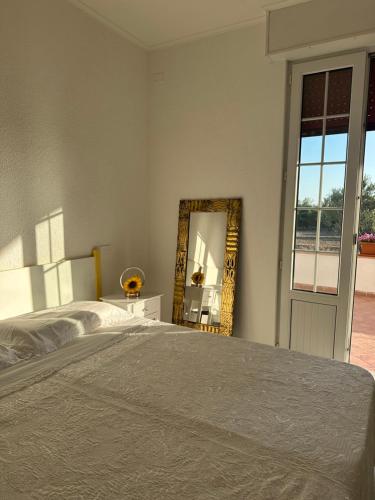 a bedroom with a bed and a mirror at Mater in Capilungo