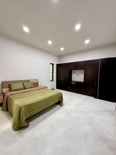 Un pat sau paturi într-o cameră la Zeem luxurious apartments