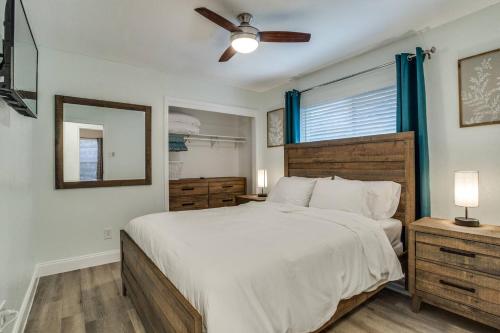 ルイスビルにあるFamily-Friendly Fun, Pool, Game Room, DFW Airportのベッドルーム1室(大型ベッド1台、シーリングファン付)