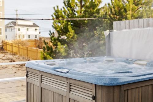 Φωτογραφία από το άλμπουμ του It's All Good Hot Tub Steps to Beach Yard σε Plum Island