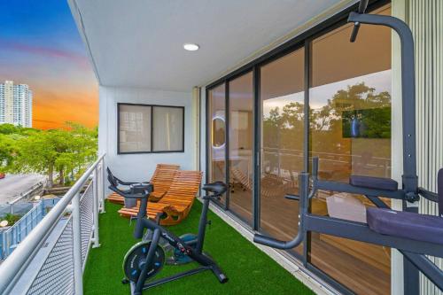 Balkón nebo terasa v ubytování Waterfront 3bed | Pool | 10min walk to Beach