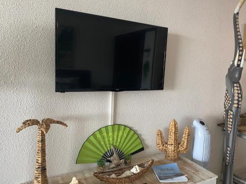 TV a/nebo společenská místnost v ubytování Excellence Suites Orient Beach Oceanview King-Size Beach Pool Parking