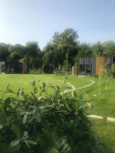 Aed väljaspool majutusasutust TinyHouses & Garden