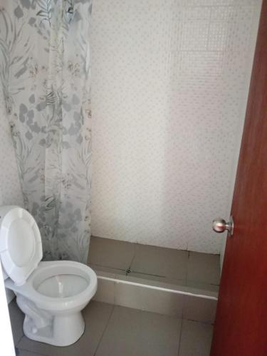 a bathroom with a toilet and a shower curtain at casa completa huanchaco con estacionamiento EL REFUGIO SECRETO in Huanchaco