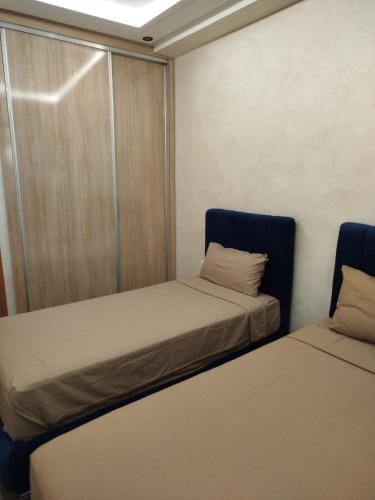 a small room with two beds in it at Le refuge de Vittel 3 in Ifrane