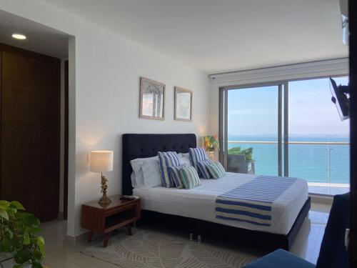 une chambre avec un lit avec vue sur l'océan dans l'établissement Alta Mar Ocean Sky, à Carthagène des Indes