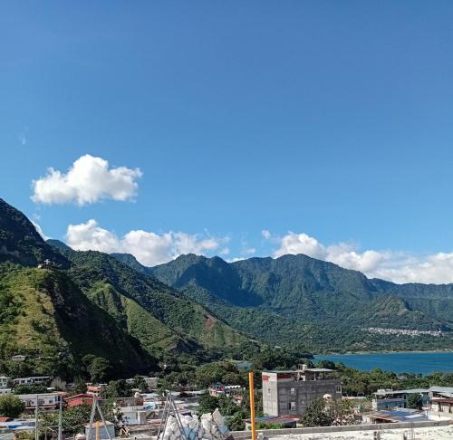 ゲストハウスの近くで見られる自然の景観